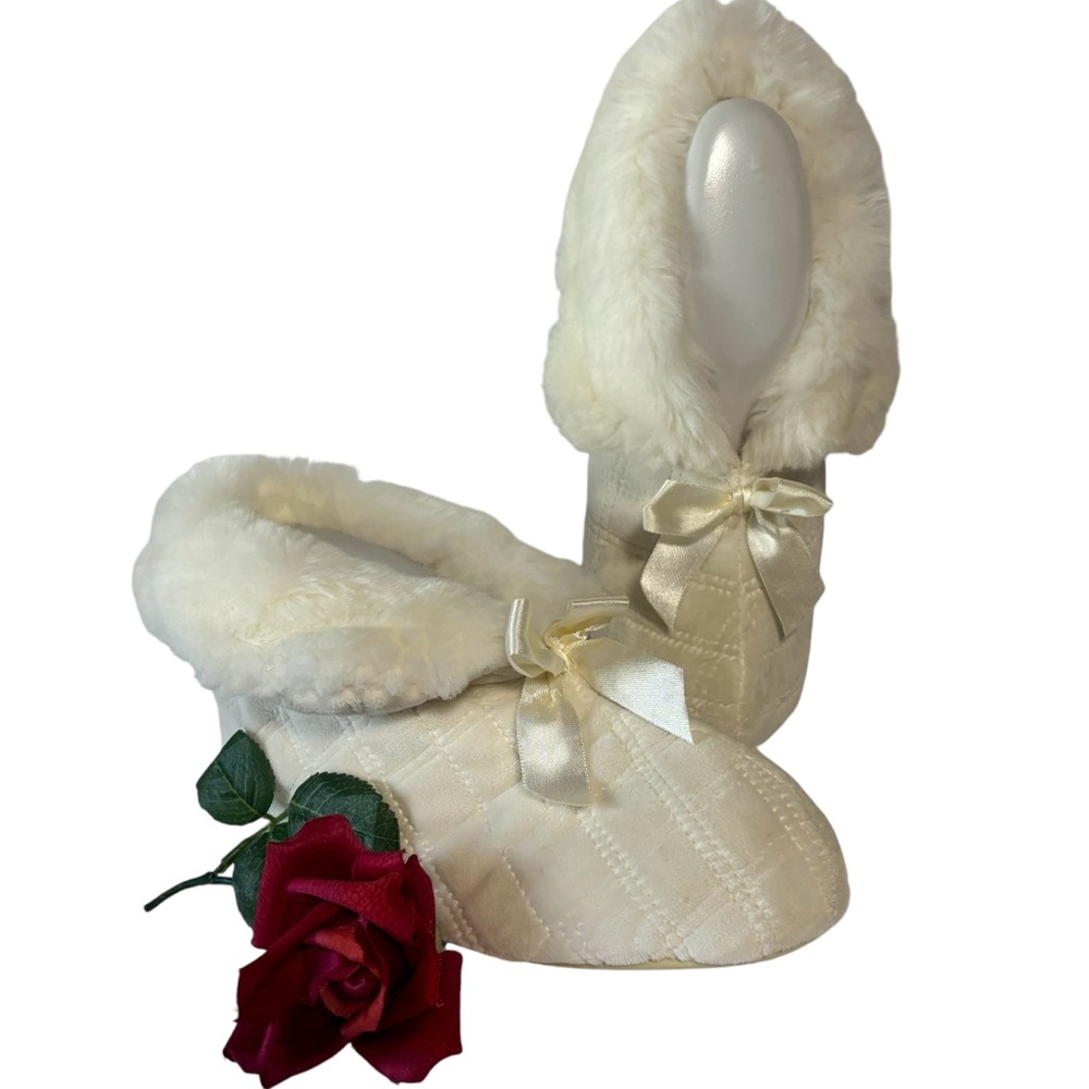 Dearfoams Cream fuzzy cozy house shoes slippers 6.5-7.5  machine washable EUC